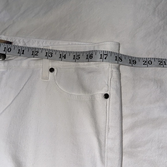 Paige White Roxie Capri Jean - Picture 6 of 11